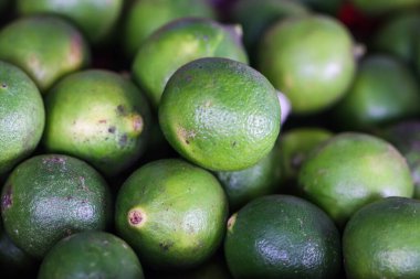 Sağlıklı Detox İçeceği ve Doğal Bağışıklık Sistemi Desteği İçin C vitamininden taze yeşil limon ve pürüzsüz desenli organik gübre zengini.