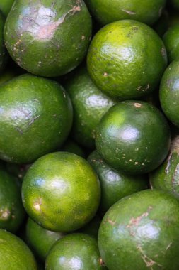 Taze Yeşil Limonların Tam Çerçevesi Parlak Cilt Dokusuna, Sağlıklı Detoks İçeceği Organik Çiğ Citrus Meyvesi, Doğal C Vitamini Beslenme ve Sağlık Arkaplanı