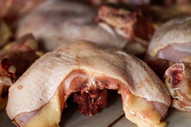 Geleneksel Market Stall 'da Çorba Hazırlığı İçin Çiğ Tavuk Sırtı ve Tavuk Kemiği leşinin Aşırı Yakın Çekimi, Mutfak Çorbası İçin Taze Gastronomi İçi