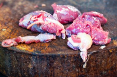 Marketteki Tahta Kasap Bloğunda Taze Çiğ Et Parçalarının Detaylı Bulanık Bulanıklığı, Gastromi Mutfak Aşçılığı ve Kasap Karakteri Arkaplan Organik Protein Kaynağı İçin Kırmızı Et Süslemeleri