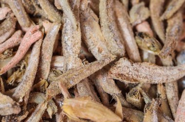 Kurumuş küçük tuzlu ançüezlerin kusursuz dokusu, Geleneksel Yerel Islak Piyasa 'da Gastronomi Aşçılık Arkaplanı ve Kurtarıcı İçindekiler İçin Yüksek Kaliteli Gümüş Balık Şablonu