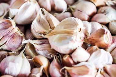 Taze Sarımsak Ampullerini Kuru Kağıt Deri Dokusuyla Kapatın, Gastromi ve Yemek Malzemeleri İçin Çiğ Beyaz Sarımsak karanfilleri, Geleneksel Pazar Yerindeki Organik Sağlıklı Yemek Arkaplanı