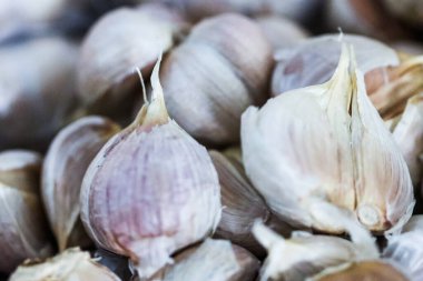 Kuru kâğıt derisi olan taze sarımsak soğanları, gastronomi ve gurme pişirme malzemeleri için çiğ organik sarımsak karanfilleri, Mutfak Tasarımı için sağlıklı Allium Sativum Yığını