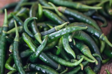 Gastronomi için Parlak Yeşil Biberlerin Kapanışı, Taze Organik Uzun Yeşil Chili Biberler Yemek Malzemeleri için, Geleneksel Piyasada Çiğ Baharatlı Sebze Ekranı