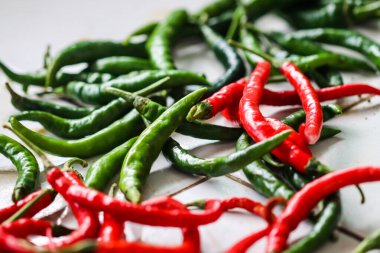 Gastronomi için kırmızı ve yeşil biber karışımı, Taze Çiğ Organik Baharatlı Biberler Mutfak Malzemeleri için arka plan, Geleneksel Pazar Stall 'da Acı Biber Seçimi