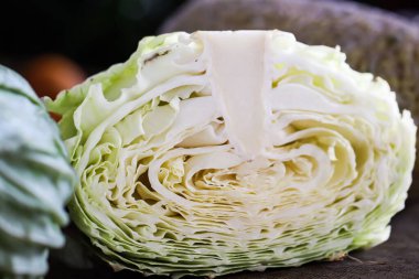 Yeşil Yapraklı Taze Çiğ Karnabahar, Gastronomi İçin Organik Beyaz Brassica Oleracea 'ya Yakın, Geleneksel Pazar Arkaplanındaki Karnabahar Başı