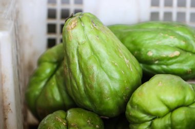 Chayote Squash Labu Siam Taze Yeşil Sebze Sağlıklı Gıda ve Gastronomi Konsepti İçin Plastik Sandık İçinde