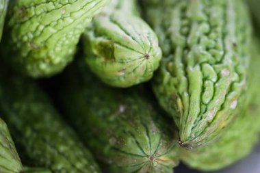 Raw Bitter Melon: Geleneksel Bambu Tepsisinde, Taze Yeşil Acı Kabağı Gastronomi İçindekiler İçin, Organik Momordika Charantia Çarpık Derisi Yerel Pazar yerinde