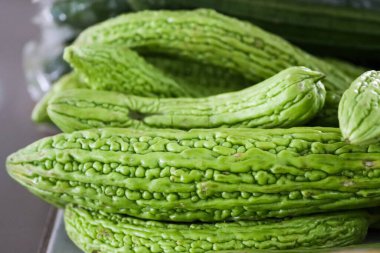 Geleneksel Bambu Tepsisinde Taze Yeşil Acı Kavun, Gastronomi İçindekiler İçin Çiğ Organik Acı Kabağı, Pazar Arkaplanında Kalın Derili Parya Sebzesi