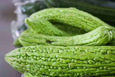 Bambu sepetinde çiğ karpuz, Gastronomi İçi Taze Yeşil Acı Kabağı, Geleneksel Yerel Markette Kalın Deri Dokusuyla Bütünüyle Organik Parya Sebzesi