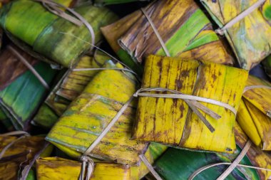 Otantik Cava Geleneksel Tempeh Muz Yaprağı ve Kağıda Sarılı Bambu, Çiğ Soya Keki Gastronomi İçin Mayalanmış Süper Yiyecek, Sokak Marketinde Görünüm