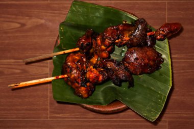 Izgara tavuk ciğeri ve muz yaprağı ve kil tabağı üzerine tatlı soya jöleli Gizzard şişleri, geleneksel Endonezya rostosu Ati Ampela Bakar, Top View Yemek Fotoğrafları