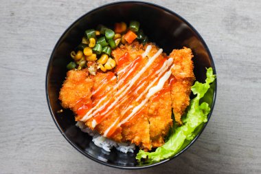 Çıtır tavuk Katsu Donburi pirinç kasesi mayonez ve acı biber soslu Japon usulü kızarmış tavuk ve karışık sebze, modern Asya Füzyon Gastronomisi Top View