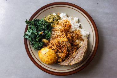 Endonezyalı Nasi Rames Padang, Beef Liver, Haşlanmış Yumurta Gulai ve Cassava Leaf on Grey Table, Geleneksel Karışık Pirinç Tabağı ve Yeşil Chili Sambal, Top View Asian Gastronomy Food Fotoğrafları