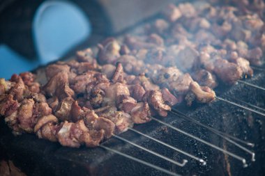 Orijinal Endonezya Mutfağı Satay Klatak Izgarası Demir Şiş, Geleneksel Kömür Izgarasında Kuzu Etleri Pişirme, Asya Sokak Gıda Gastronomisi ve Aşçılık Sanayii Arkaplanı