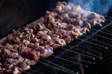 Otantik Endonezya Mutfağı Satay Klatak Kömür Izgarasında Pişirme, Şef Eller Şiş Taze Kuzu eti Demir Konuşmada, Geleneksel Asya Sokak Gıda Gastronomisi Duman ve Ateşle Hazırlık