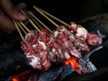 Geleneksel Endonezya Satay Şiş Izgara Sıcak Kömür Izgarası Duman, Otantik Asya Sokak Gıda Hazırlığı, Çiğ Et Kızartılıyor Gastronomi ve Mutfak Endüstrisi İçin Ateşli