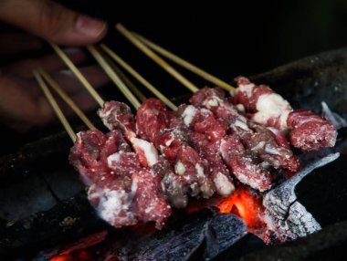 Çiğ Tavuk Süngerleri Sıcak Parlayan Kömür Izgarasında Pişirme, Geleneksel Endonezya Sate Ayam Hazırlığı, Asya Sokak Gıda Gastronomisi ve Mutfak Süreci Yakın