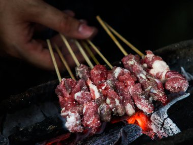 Otantik Endonezya Tavuğu Sıcak Kömür Izgarası, Geleneksel Sate Ayam Tuz Baharatı ve İnsan Eli Pişirme, Asya Sokak Gıda Gastronomisi Yakın Çekim
