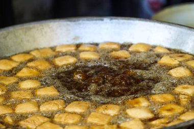 Kavrulmuş Taze Taze Tofu Kaynayan Sebze Yağı, Cızırdayan Baloncuklar, Metal Vok 'ta Çıtır Tahu Goreng Yapımı, Otantik Endonezya Sokak Gıda Gastronomisi ve Mutfak Üretim Süreci