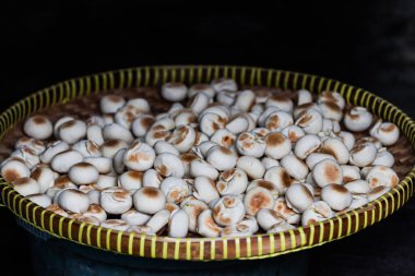 Bambu Tepsisindeki Otantik Bakpia Pastası, Geleneksel Endonezya Tatlı Fasulye Kekleri Flaky Crust, Mutfak Gastronomisi için Kızarmış Asya Yuvarlak Turtası, Taze Fırınlanmış Sokak Gıda
