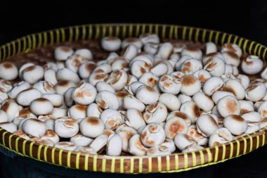 Bambu Tepsisindeki Otantik Endonezya Bakpia Pastası, Geleneksel Tatlı Kuru Kek Yığını Kızarmış Dokuma, Asya sokak yemekleri Mutfağı Gıda Özgeçmişi, Taze El yapımı Atıştırmalık
