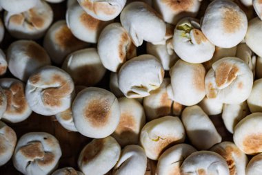 Bakpia Pathok Pastası Dokusunu Kapat, Endonezya Tatlı Fasulye Pastası Yığını Flaky Crust, Geleneksel Fırınlanmış Doğu Turtası, Asya sokak mutfağının Gastronomi Geçmişi