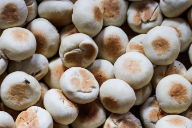 Otantik Bakpia Pastası Dokuması, Geleneksel Endonezya Tatlı Fasulye Pastaları Flaky Crust, Mutfak Gastronomisi için Kızarmış Asya Yuvarlak Turtası, Taze Fırınlanmış Sokak Atıştırmalığına Yakın