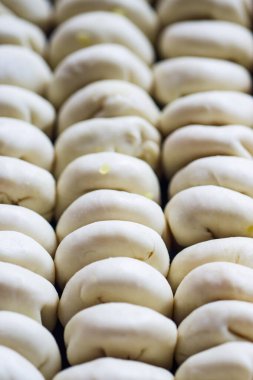 Otantik Endonezya Bakpia Pastası dokusu, Flaky Crust ile Geleneksel Tatlı Fasulye Pastası Yığını, Mutfak Gastronomisi için Kızarmış Asya Yuvarlak Turtasının Kapanışı, Taze Pişmiş Sokak Gıda Arkaplanı