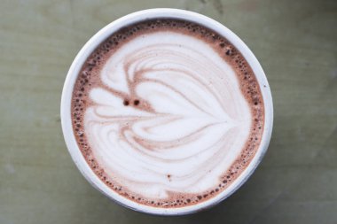 Beyaz Seramik Kupada Kalpler desenli Latte ile Yüksek Açı Çikolata Görünümü Ahşap Masa, Profesyonel Barista Kakao İçeceği Gastronomi ve Cafe Menü Arkaplanı