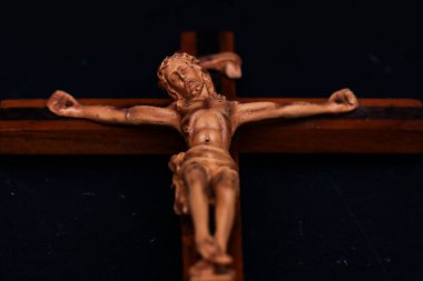 Tahta Haç 'taki İsa figürüne yakın durun, INRI ile detaylandırılmış Katolik Haçı Siyah Arkaplan' ı imzalayın, Hıristiyan Ruhani Fedakarlık Sembolü ve Dini Fedakârlık Zarafeti