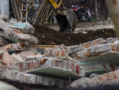 Yıkım Yıkım Molozları ve Kırık Duvar Enkazı Açığa Çıkarılan Demiri, Sarı Kazıcı Arsası Zorunlu Tahliye ve Mülk Tahrip Edildikten sonra Arazi Temizleme Alanı