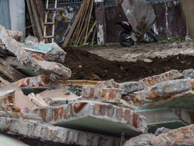 Yıkım Yıkım Molozu ve Kırık Duvar Enkazı Açığa Çıkarılan Çelik, Sarı Kazıyıcı Makineli Toprakları Zorunlu Tahliye ve Mülk Yıkım Sonrası Temizleme Alanıyla Şehir Yenileme Alanı