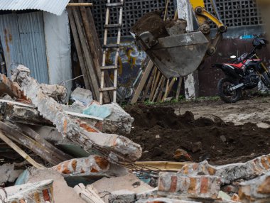 Yıkılan Beton Duvar Enkazı ve Tuğla Yıkıntısı Kentsel Yenileme Alanı, Kazıcı Makine Temizleme Alanı ile Zorunlu Tahliye Harabeleri ve İnşaat Alanındaki İnşaat Atık Demiri