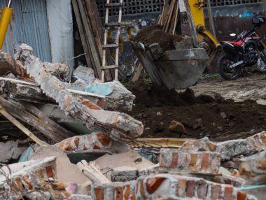 Tahliye Alanı 'nda Çelik Demiri, Kazıcı ve Tuğla Döküntüleri ile Çelik İnşaat Molozları Zorunlu Tahliye ve İnşaat Yıkımından Sonra Şehir Yenileme Alanı