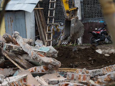 İnşaat Alanına Yıkım Molozları ve Duvarın Molozları, Tahliye Evinden Çelik ve Tuğlalarla Parçalanmış Beton, Kazı Makinesi Etkinliği ile Kentsel Yenileme Alanı