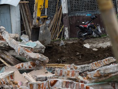 Kırık Beton Duvarlı Yıkılmış Demir Demiri, Savaş Çatışması veya Şehir Tahliyesi 'nden Kırık Tuğla Döküntüsü, İnşaat Alanının Yıkılması Üzerine Yıkım Yapısı