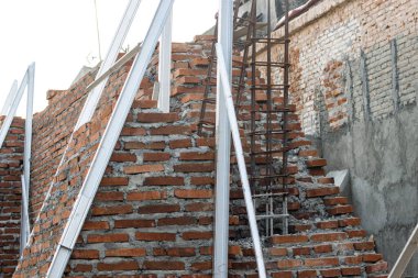 Taş Kale Duvarı ve Tuğla Kalesi İnşaatı, Taş Masonisi ve Kırmızı Tuğlalı İnşaat Alanı, Çevre Çitleri için Büyük Mimari Vakfı veya Ev Koruma Alanı