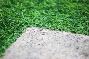 Yapay Çimen İşlemeli Modern Beton Döşeme, Mimari Asfalt Döşeme Arka planı, Minimalist Açık Çimento Yüzeyi Sentetik Yeşil Çim ve Doğal Yaprak Kuru Çimento Detayları