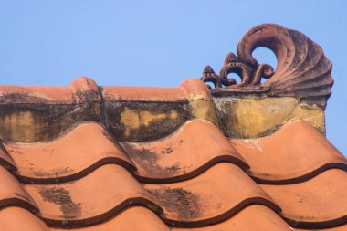 Terracotta Kiremit Sırtı 'ndaki Geleneksel Clay Çatı Süslemesi Açık Mavi Gökyüzü Mimarisi Detaylarıyla