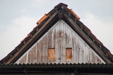 Metal Mustaka Süslemeli Geleneksel Cava Camii Çatı ve Bulutlu Gökyüzüne Karşı Kil Döşeme Mimarisi