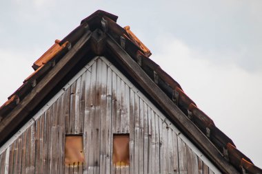 Bambu Kaplama Duvarlı Geleneksel Kırsal Ev 'in Gable Mimarisi ve Hava Bulutlu Gök Altında Çamur Döşemesi