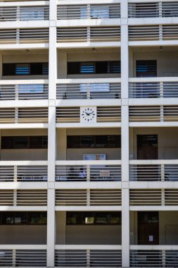 Yatay Beton Louvers Geometrik Mimari Tasarım ve Ofis Dışı Analog Duvar Saati ile Modern Fonksiyonist Bina Cephesi