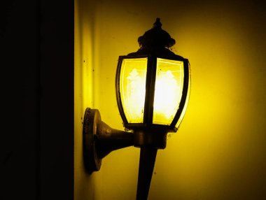 Antik Kafe Dış Dekorasyonu İçin Karanlık Gece Arkaplanı 'nda Sıcak Sarı Işık ve Çiçek Cam Desenli Klasik Parlayan Duvardan Fenerler