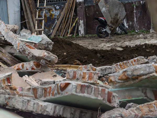 Yıkım Yıkım Molozu ve Kırık Duvar Enkazı Açığa Çıkarılan Çelik, Sarı Kazıyıcı Makineli Toprakları Zorunlu Tahliye ve Mülk Yıkım Sonrası Temizleme Alanıyla Şehir Yenileme Alanı