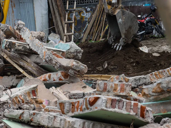 Yıkılmış Beton Duvar enkazı ve Şehir Yenileme Alanına Kırmızı Tuğla Molozu, Konut Binasının Zorunlu Tahliye Harabeleri, Toprak Temizleme Arkaplanı Kazıcılı İnşaat Atık Yığını