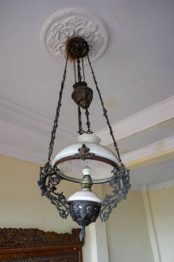 Beyaz Cam Tonu ve Zarif Ev Dekorasyonu için Süslü Siyah Metal Çerçeveli Klasik Antika Asılı Gazyağı Stili Lamba