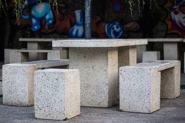 Kırsal Ahşap Kafe Sandalyesi ve Piknik Masası Seti Dekoratif Çimen Köşkü, Bahçe Restoranı Terası için Dış Ahşap Mobilya ve Arka Bahçe Dekorasyonu