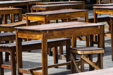 Bahçe Kafe Terası ve Arka Bahçe Bahçesi Dekorasyonu için Cilalanmış Tahta Masa ve Sandalye Piknik Seti Çimen Paving, Kırsal Dış Ahşap Mobilya