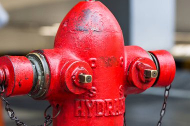 Demir zincirli Endüstriyel Kırmızı Yangın Yangın Hidroliği ve Beton Kaldırımda Yıpranmış Metal Yapısı Şehir Güvenliği ve İtfaiye Malzemeleri Malzemeleri